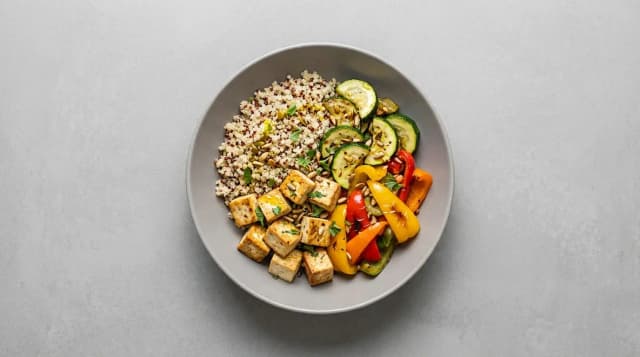 Bowl z tofu, komosą i warzywami