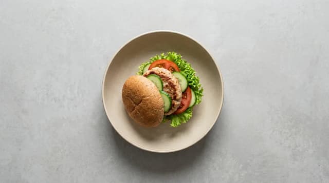 Burger drobiowy z warzywami