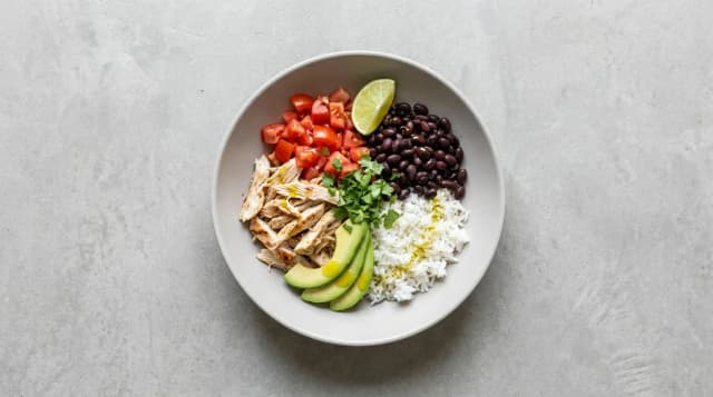 Burrito bowl z kurczakiem, czarną fasolą i ryżem