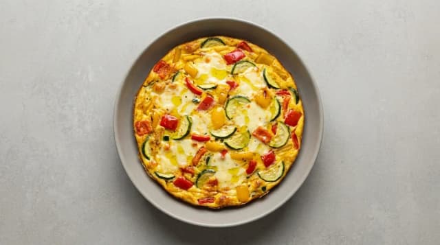 Frittata z papryką, cukinią i mozzarellą