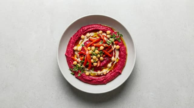 Hummus buraczany z warzywami