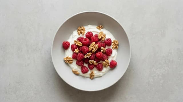 Jogurt grecki z owocami i orzechami
