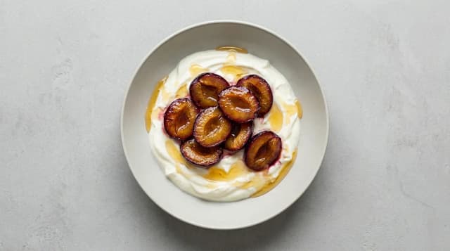 Jogurt z pieczonymi śliwkami i miodem