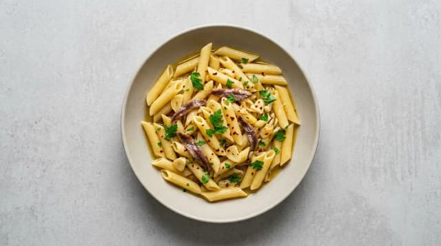 Makaron z anchois i czosnkiem
