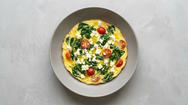 Omlet z dwóch jajek ze szpinakiem i fetą