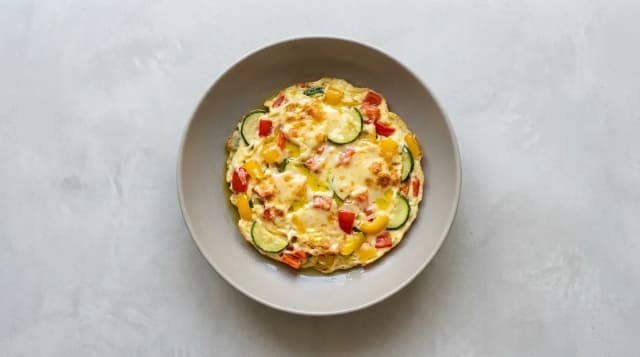 Omlet z papryką, cukinią i serem