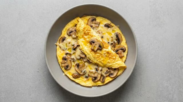 Omlet z pieczarkami i serem