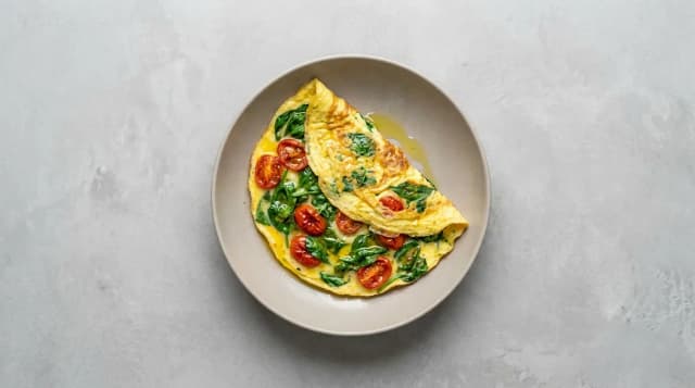 Omlet ze szpinakiem i pomidorami