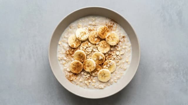 Owsianka na napoju migdałowym z bananem