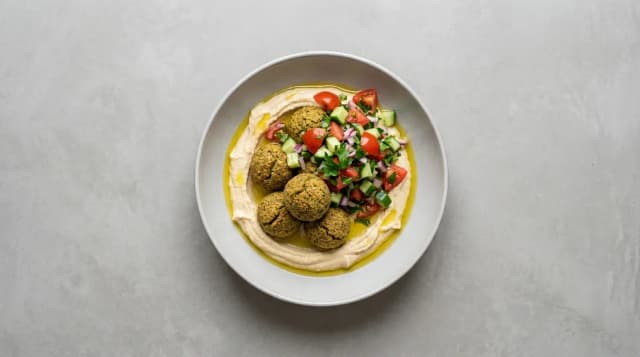 Pieczony falafel z hummusem i sałatką