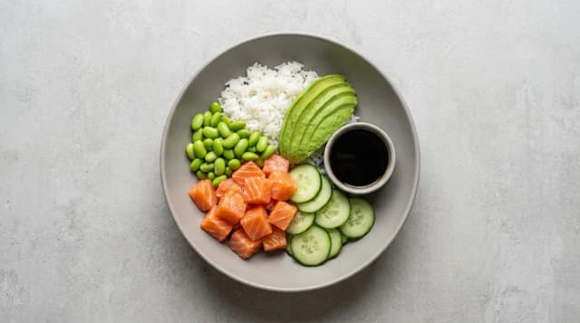 Poke bowl z łososiem