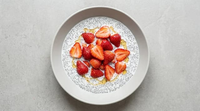 Pudding chia na mleku z truskawkami