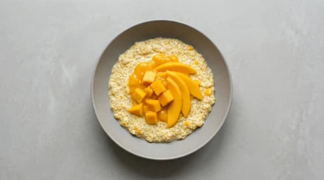 Pudding z komosy ryżowej na napoju roślinnym z mango
