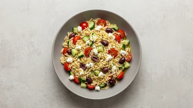 Sałatka z orzo, warzywami i fetą