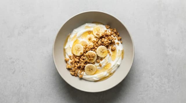 Skyr z bananem, granolą i miodem po treningu