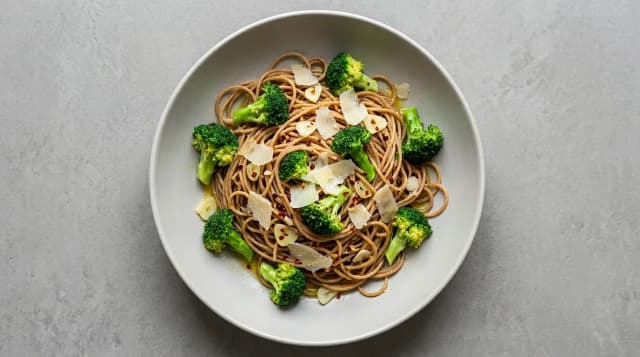 Spaghetti aglio e olio z brokułami