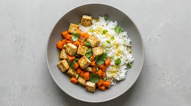 Tofu z ryżem i marchewką