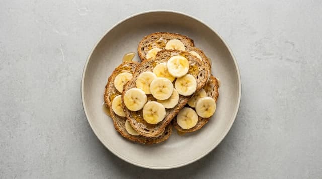 Tost pełnoziarnisty z bananem i miodem przed treningiem