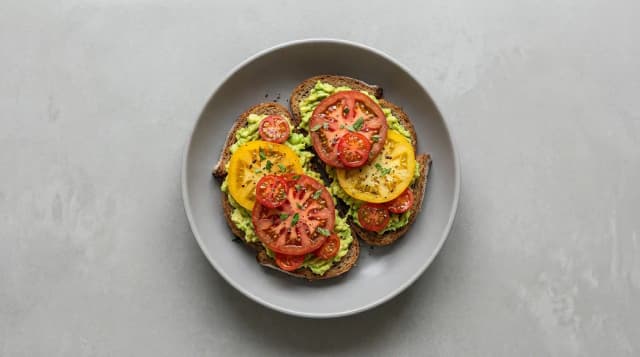 Tost z awokado i pomidorem