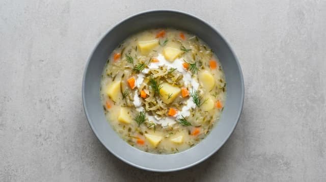 Zupa ogórkowa z ziemniakami