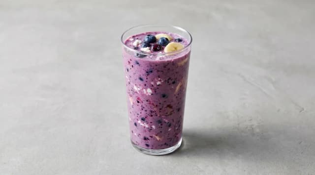 Koktajl proteinowy z twarogiem i borówkami