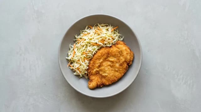 Kotlet z kurczaka w panierce z surówką z kapusty