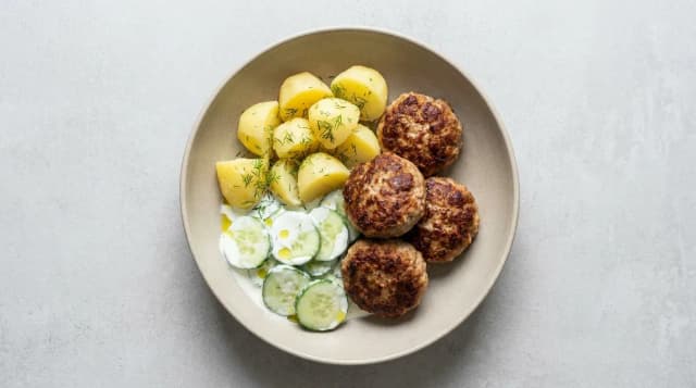 Kotlety mielone z ziemniakami i mizerią