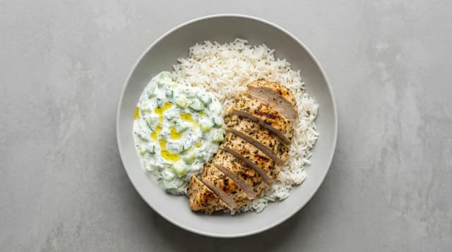 Kurczak po grecku z ryżem i tzatziki