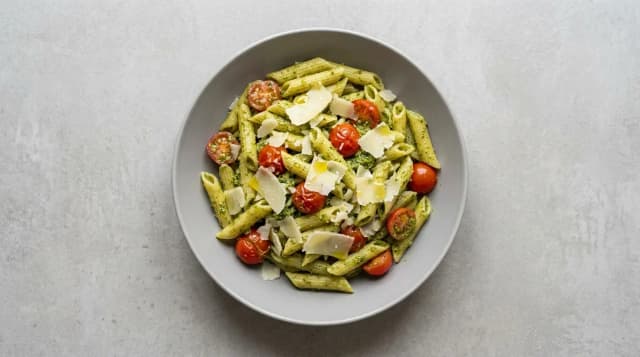 Makaron z pesto i pomidorkami