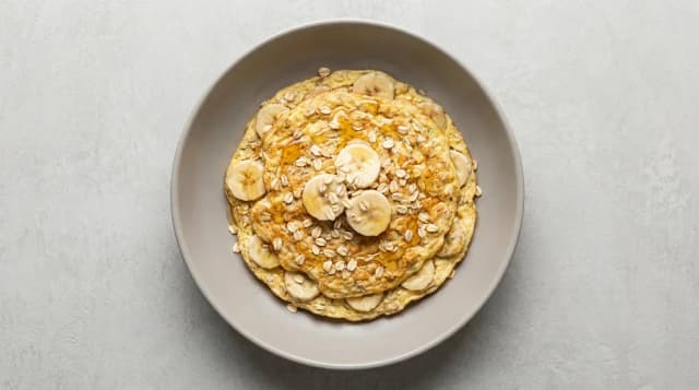 Omlet z bananem i płatkami owsianymi po treningu