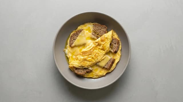 Omlet z serem i pieczywem