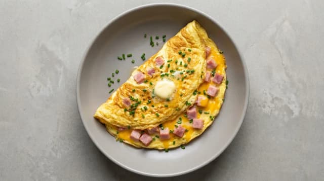 Omlet z szynką i serem żółtym