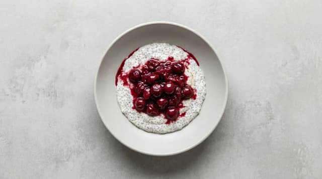Panna cotta na nasionach chia z wiśniami