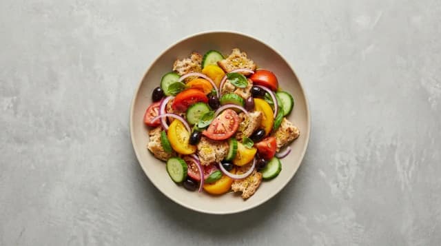 Panzanella – toskańska sałatka z pieczywem