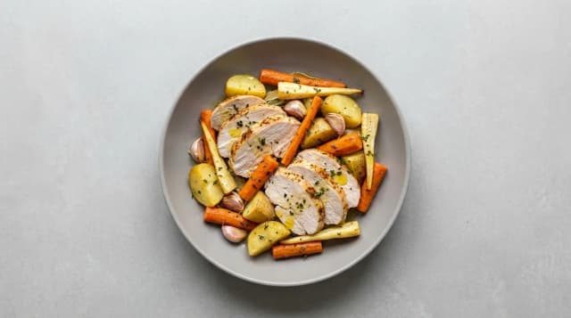 Pieczony filet z indyka z warzywami korzeniowymi
