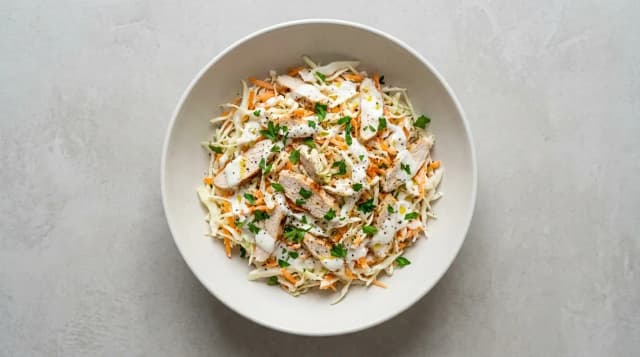 Sałatka coleslaw z kurczakiem