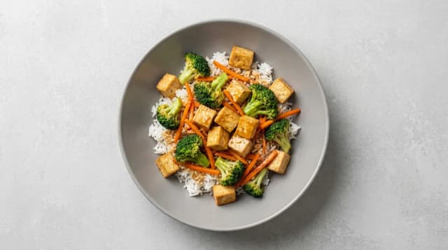 Stir-fry z tofu i warzywami z ryżem