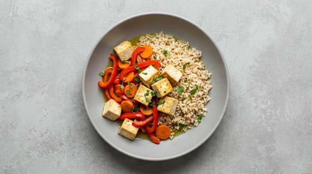 Tofu z ryżem i warzywami