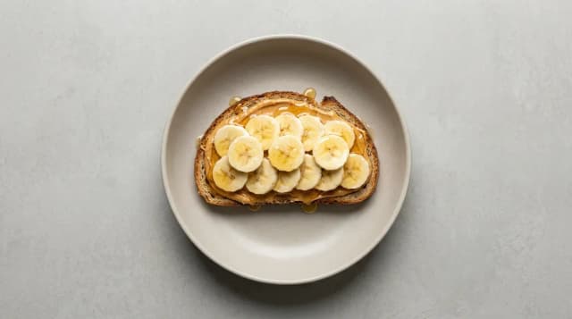 Tost z masłem orzechowym i bananem