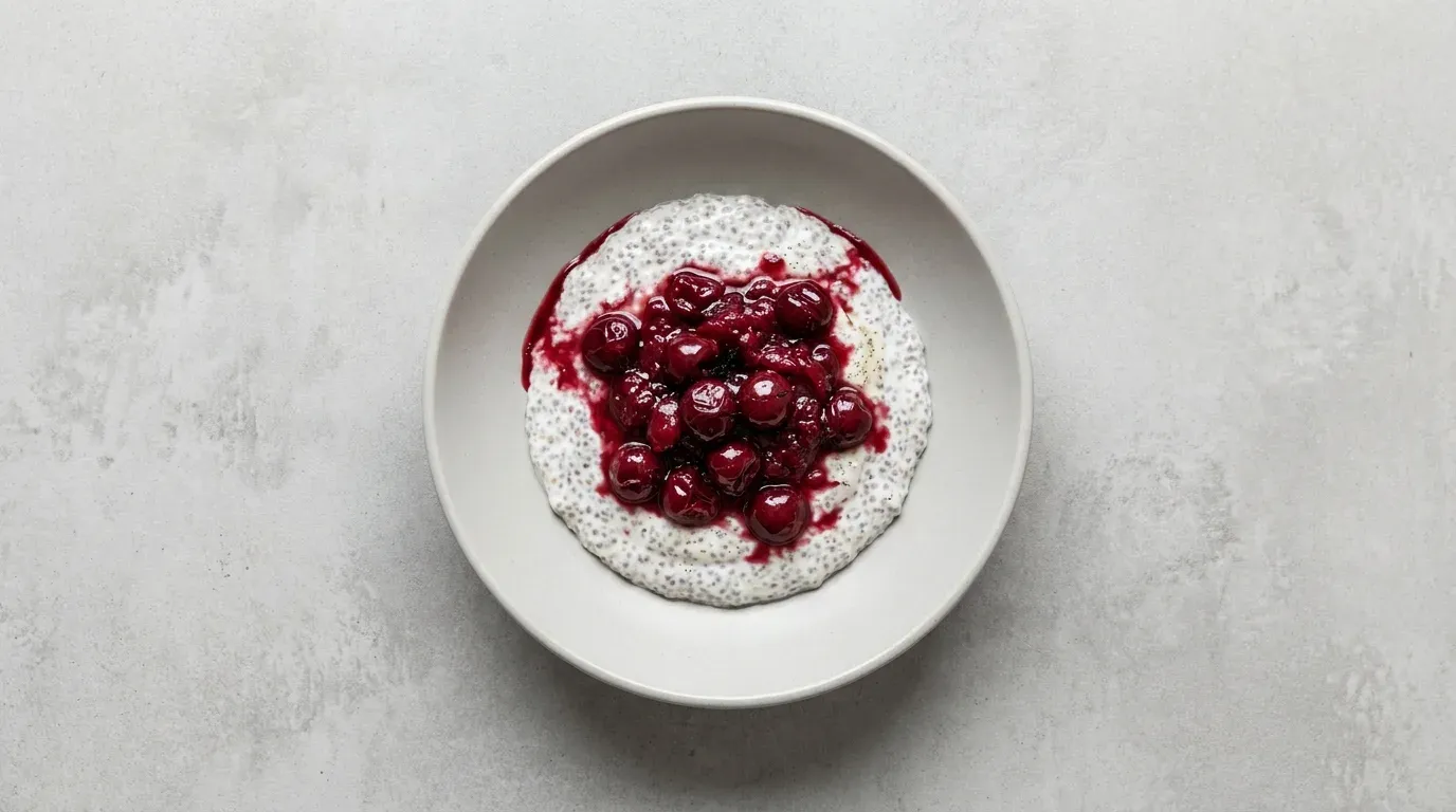 Panna cotta na nasionach chia z wiśniami