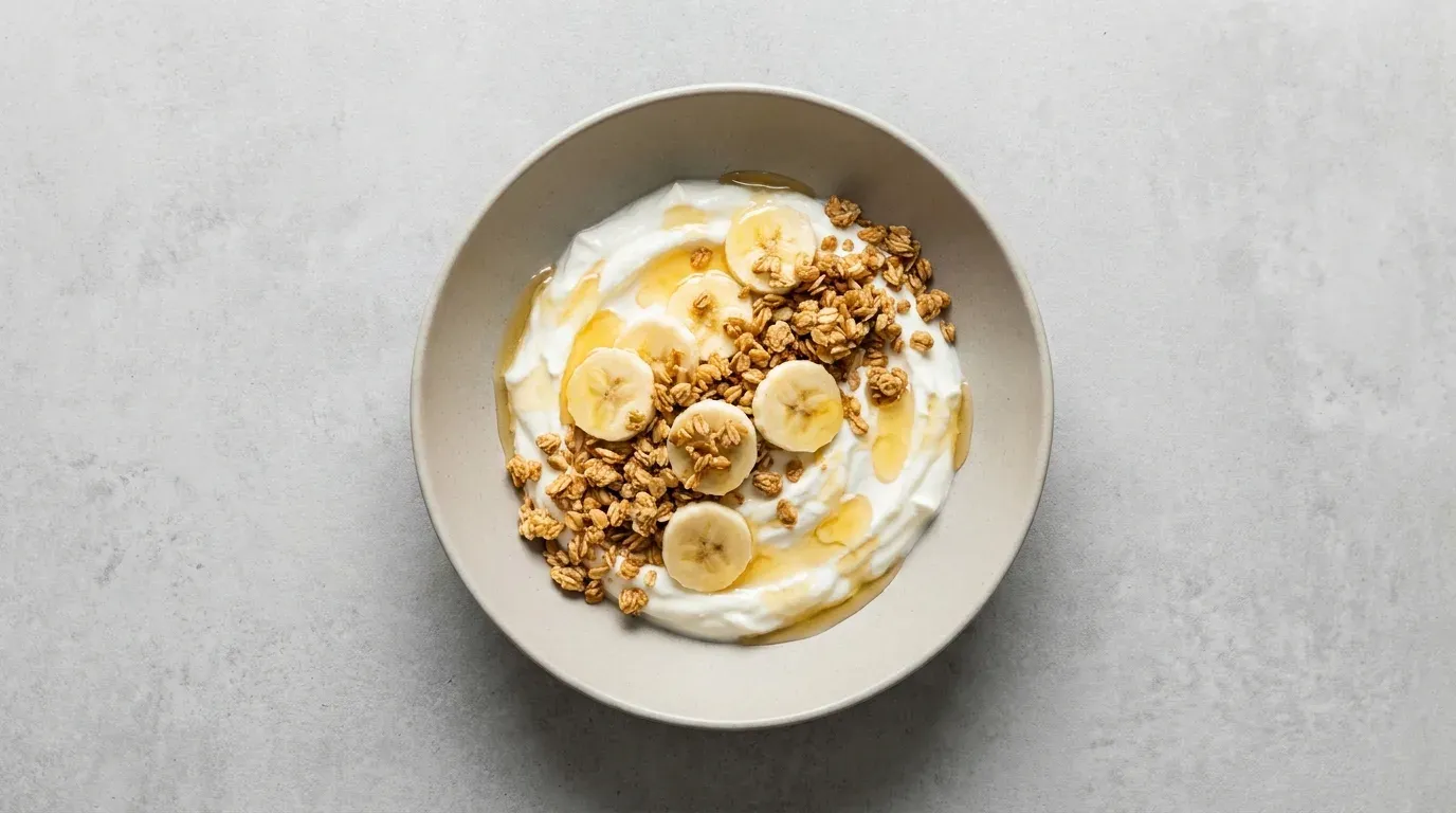 Skyr z bananem, granolą i miodem po treningu