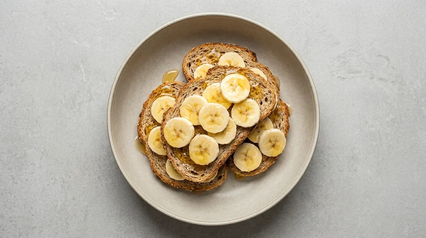 Tost pełnoziarnisty z bananem i miodem przed treningiem